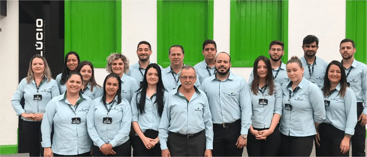 Equipe da Pilúcio Contabilidade em frente ao escritório