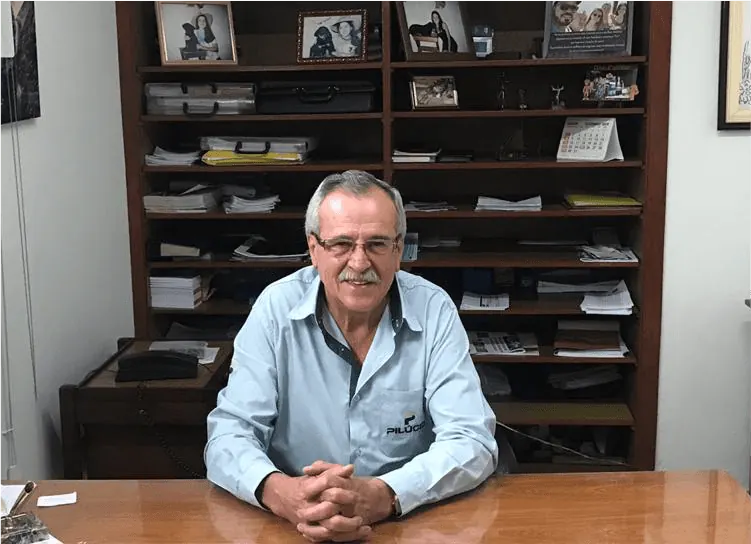 Herculano José dos Reis, fundador, em seu escritório
