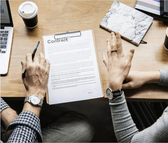 Assinatura de contrato sobre uma mesa de escritório